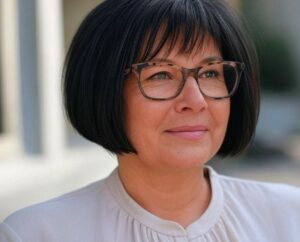 coupe de cheveux femme 60 ans avec lunettes